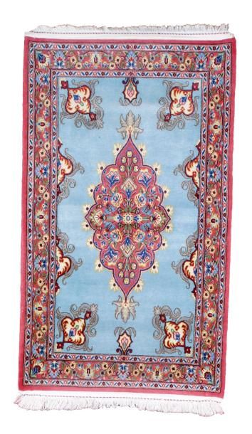 null Fin tapis GHOUM-KORK (IRAN) à décor floral sur fond bleu. 125 x 75 cm