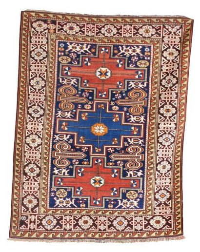 null Rare et original tapis PEREPEDIL (Caucase) à décor de cornes de béliers et gardes...