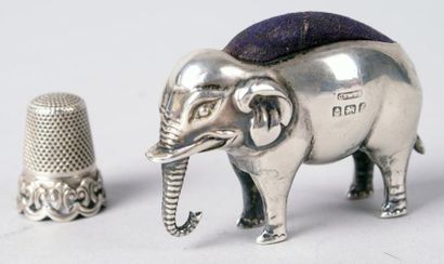 null PORTE-AIGUILLES en argent anglais en forme d'éléphant. Birmingham, 1905, orfèvre...