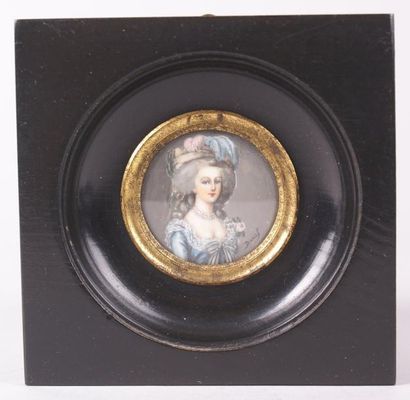 null MINIATURE ronde sur ivoire figurant la reine Marie-Antoinette. Diam.: 3,5 c...