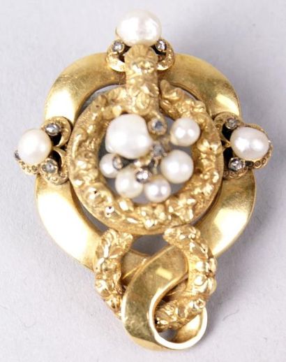 null BROCHE NOEUD en or sertie de dix perles baroques et de petites roses d'époque...