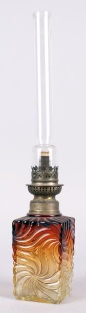 null PIED DE LAMPE À PÉTROLE en cristal moulé rouge nuancé jaune. Vers 1900. Haut.:...