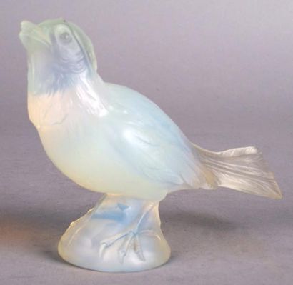 VERLUX, années 30 OISEAU en verre pressé-moulé opalescent. (Petites égrenures). Haut.:...