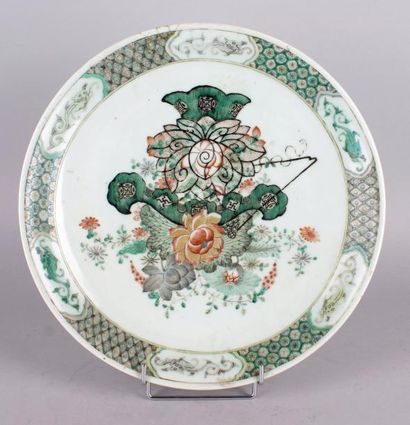 CHINE CANTON du XIXe siècle GRAND PLAT en porcelaine à décor polychrome et doré de...