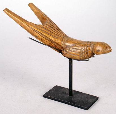 null LANCE-PIERRE en bois sculpté en forme d'oiseau volant. Côte d'Ivoire. Haut.:...