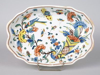 ROUEN, XVIIIe siècle Plat ovale creux de forme contournée en faïence à décor «à la...
