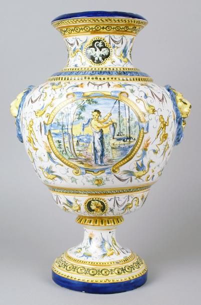 null SOUPIREAU ET FOURNIER Vase balustre en faïence dans le goût d'Urbino vers 1900,...