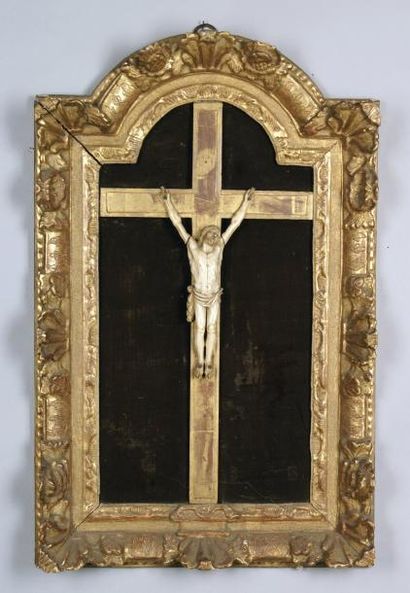 null CHRIST en ivoire d'époque XVIIe siècle, dans un cadre en bois sculpté et doré...