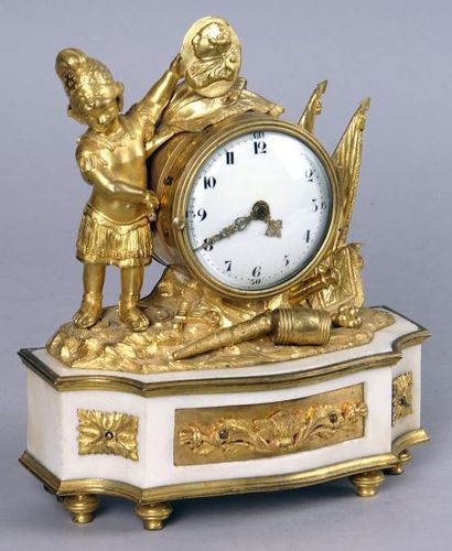 null PETITE PENDULE BORNE d'époque Louis XVI en bronze doré et marbre blanc figurant...