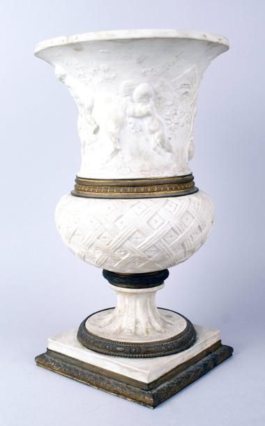 SAMSON XIXe siècle Vase Médicis en biscuit monture bronze à décor de putti vendangeurs...