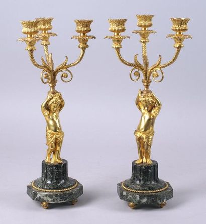 null PAIRE DE CANDÉLABRES de style Louis XVI en bronze doré et marbre vert figurant...