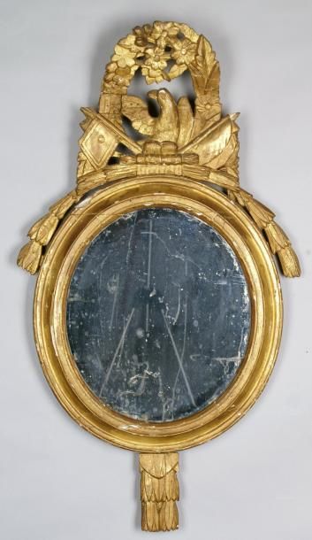null GLACE ovale de la fin de l'époque Louis XVI en bois doré mouluré et sculpté...