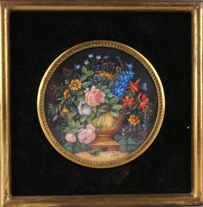 D. PIETER Vase de fleurs Miniature sur ivoire. XXe siècle. Diam.: 9 cm