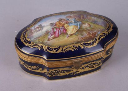 SAMSON, vers 1900 Bonbonnière ovale en porcelaine à décor polychrome de scène galante...