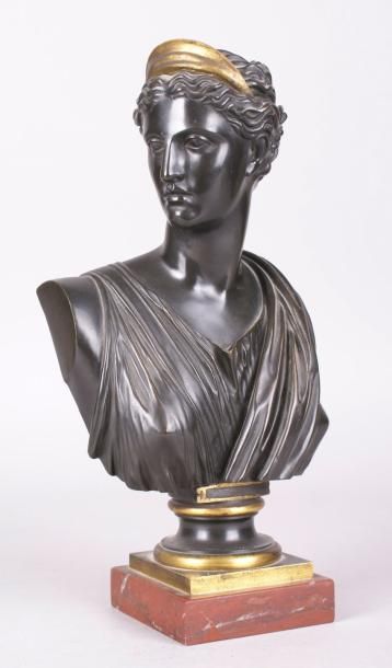 null Buste de divinité gréco-romaine en bronze à patine noir et or. Sur piédouche...