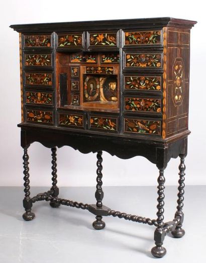 null Cabinet ouvrant à quatorze tiroirs entourant un théâtre d'époque XVIIe siècle...