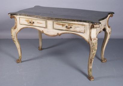 null Table console galbée en bois sculpté, laqué blanc et rechampi du XVIIIe siècle,...