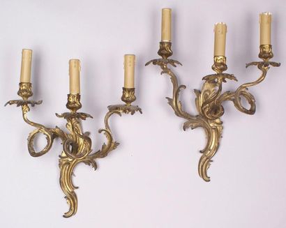 null Paire d'appliques de style Louis XV à trois bras de lumières en bronze ciselé...