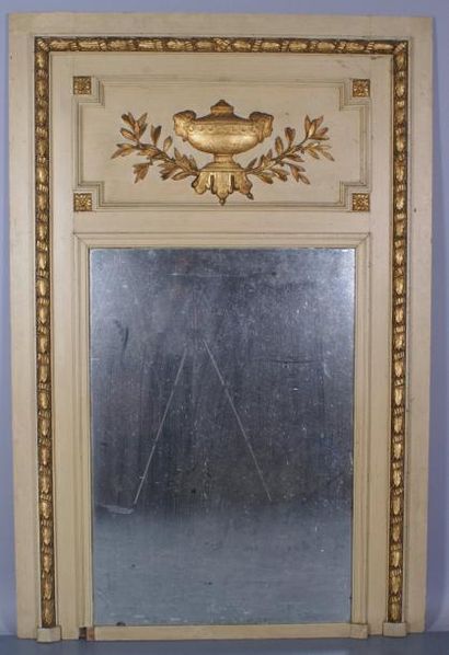 null Trumeau de glace en bois sculpté, laqué et doré d'époque Louis XVI à décor de...