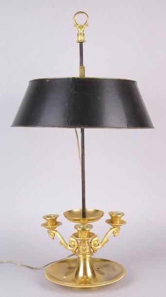 null Lampe bouillotte à trois lumières en bronze doré de style Restauration, abat-jour...
