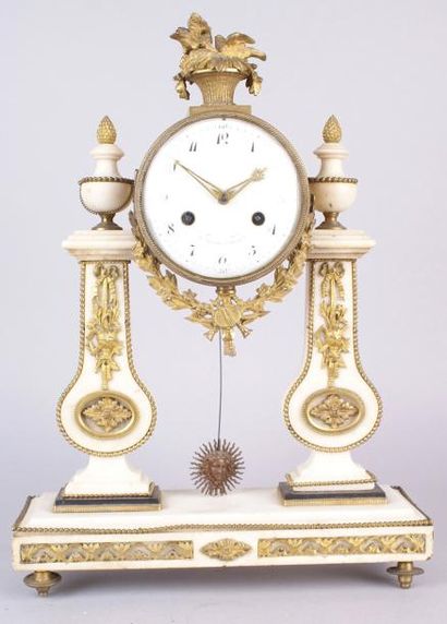 null Pendule portique en marbre blanc et bronze doré, d'époque Louis XVI, cadran...