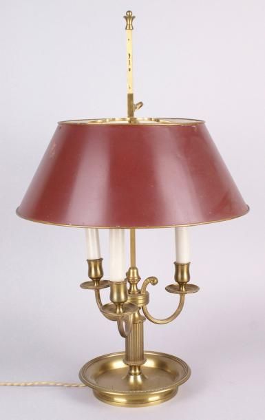null Lampe bouillotte de style Louis XVI à trois lumières en laiton, abat-jour réglable...