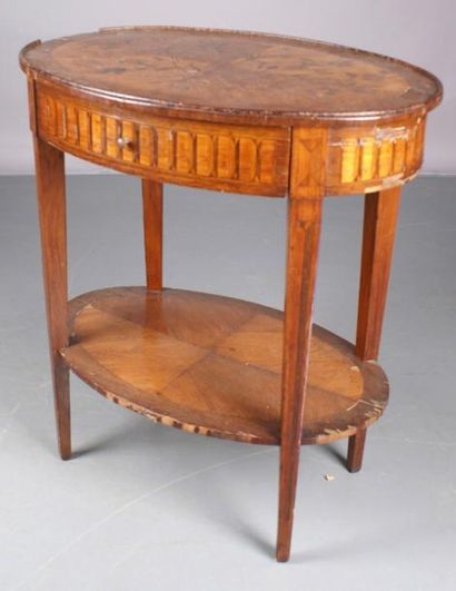 null Table de salon de forme ovale de style Louis XVI en marqueterie de bois de rose,...