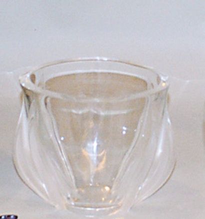 LALIQUE FRANCE PETIT VASE TULIPE en cristal. Haut. 11 cm.