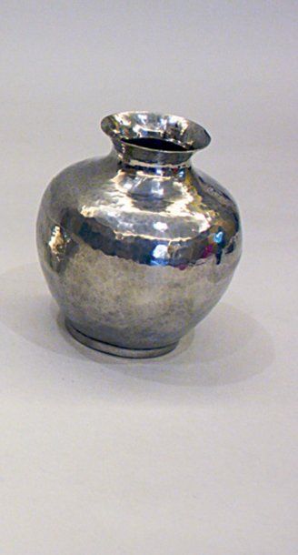 Jean DESPRES (1889-1990) PETIT VASE À COL RÉTRÉCI en étain martelé. Signé. Haut....