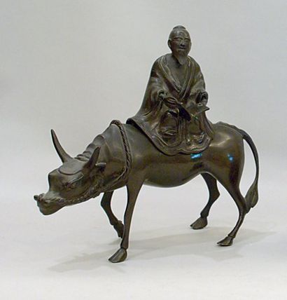 null Personnage sur le dos d'un buffle en bronze à patine brune. Chine, XIXe siècle....