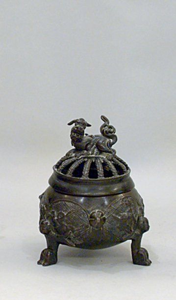 null PETIT BRÛLE-PARFUM en bronze, prise en forme de chien, panse à motif de cabochons,...