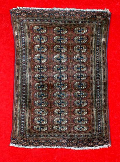 null Ancien tapis TEKKE-BOUKHARA (Turkménistan) à décor de gühls (petites usures)....