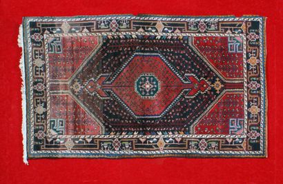 null Tapis HAMADAN (Iran) à fond rouge abrach à décor floral géométrique fin XIX...