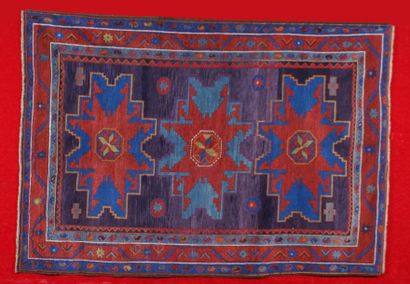 null Ancien tapis KAZAK (Caucase) fin XIX siècle, à trois médaillons cruciformes...