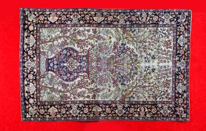 null Ancien tapis ISPAHAN (Perse) fin XIX siècle, de forme prière à fond beige et...