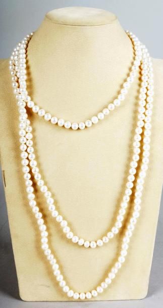 null SAUTOIR choker en perles de culture semi-baroques. Long.: 220 cm - Diam.: 8,5...
