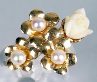 null BAGUE FLEUR en or jaune 14 carats sertie de 3 perles et d'une rose en matière...