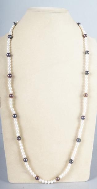 null SAUTOIR en perles de culture alternées blanches et noires. Diam.: 6 et 8 mm...