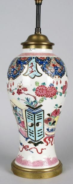 CHINE, XVIIIe siècle, Famille Rose POTICHE en porcelaine à décor émaillé de mobilier...