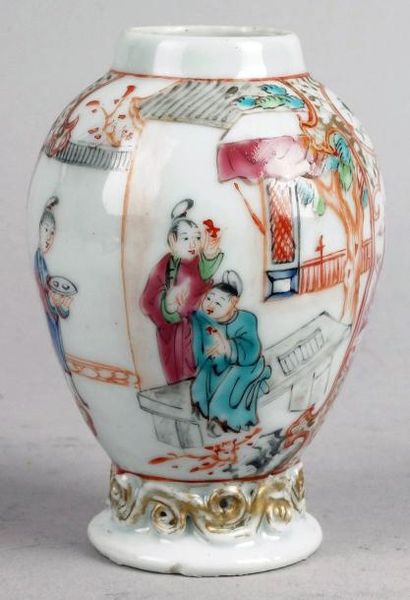 CHINE, XVIIIe siècle, Famille Rose PETIT VASE OVOÏDE SUR PIÉDOUCHE orné de postes...