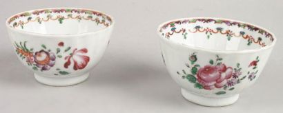 CHINE, XVIIIe siècle, Famille Rose PAIRE de SORBETS en porcelaine à panse lobée à...