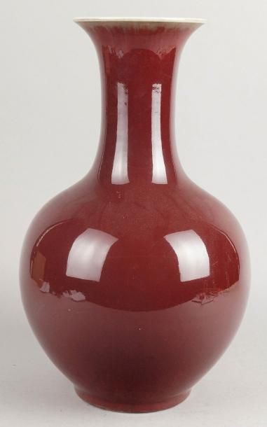 CHINE, XIXe siècle VASE en porcelaine à couverte sang-de-boeuf. Haut.: 40 cm