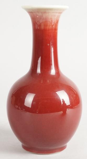 CHINE, XIXe siècle VASE BOUTEILLE en porcelaine à couverte sang-de-boeuf. Haut.:...