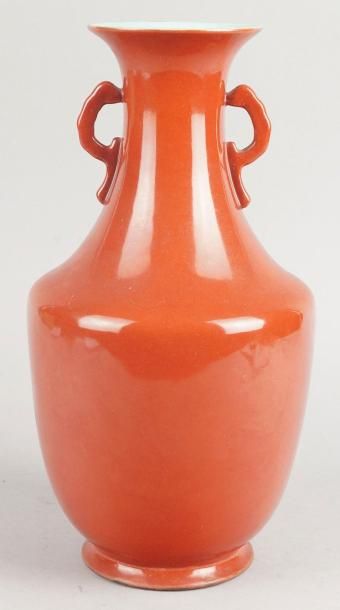 CHINE, XIXe siècle VASE BALUSTRE à deux anses en porcelaine à couverte rouge corail....