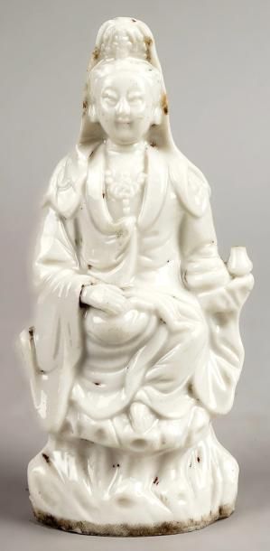 CHINE, DEHUA, XVIIIe siècle GUANYIN en porcelaine émaillée blanc de Chine. (Petit...