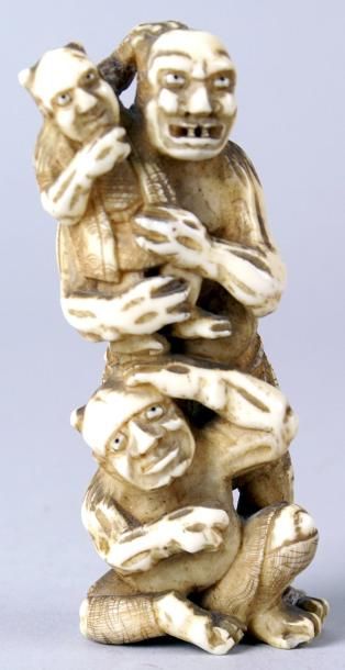 JAPON, fin du XIXe siècle OKIMONO en ivoire figurant des onis. (Petit manque). Haut.:...