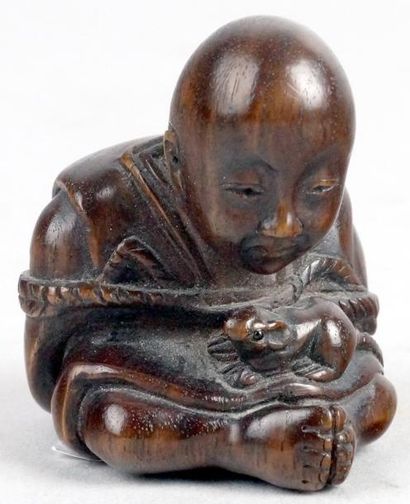 JAPON, vers 1900 NETSUKE en bois sculpté figurant un moine avec une souris à yeux...