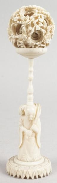 CHINE, fin du XIXe siècle BOULE DE CANTON ET SON SUPPORT en ivoire sculpté. Haut.:...