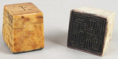 CHINE, XIXe siècle DEUX SCEAUX en ivoire. Haut.: 2,6 cm