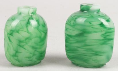 CHINE PAIRE DE TABATIÈRES en verre de Pékin à décor marbré vert. Haut.: 6,5 cm